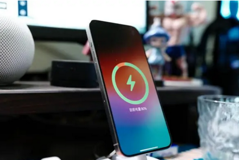 尖峰镇苹果15换屏服务分享用什么充电器给iPhone15充电更好 